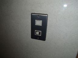 愛知県名古屋市 事務所トイレ照明スイッチ取替え交換工事画像