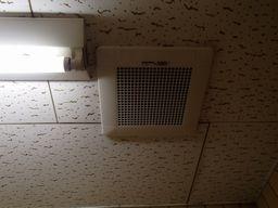 愛知県名古屋市 事務所ビルトイレ換気扇取替え交換工事画像