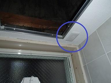 愛知県名古屋市 テナントビル共用トイレ内窓ガラス取付用換気扇取付設置工事画像