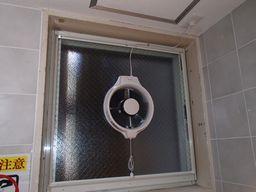 愛知県名古屋市 テナントビル共用トイレ内窓ガラス取付用換気扇取付設置工事画像