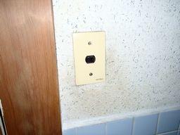 愛知県名古屋市　戸建住宅トイレ照明用片切スイッチ取替え交換工事画像