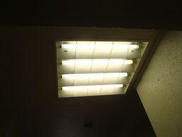 愛知県名古屋市 マンション共用廊下灯LEDダウンライト照明器具新規配線取付け取替え交換工事画像