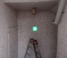 愛知県名古屋市 テナントビル共用階段LED照明移設取替え配管配線工事画像
