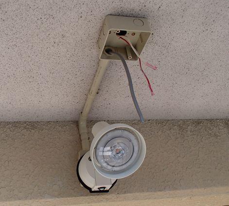 愛知県名古屋市 戸建て住宅 軒下 LED防犯センサーライト照明器具取付け設置取替え交換配線配管工事画像