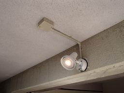 愛知県名古屋市 戸建て住宅 軒下 LED防犯センサーライト照明器具取付け設置取替え交換配線配管工事画像
