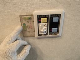 愛知県名古屋市 マンションアパート 玄関かってにスイッチ取替え交換工事画像