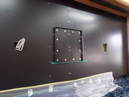 愛知県名古屋市 電気工事 現場応援 液晶ディスプレイ 壁掛け取付け工事画像