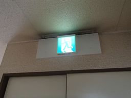 愛知県名古屋市 電気工事現場応援 テナント事務所ビル 共用階段灯 誘導灯 取替え交換工事画像