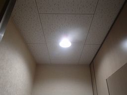 愛知県名古屋市 テナント事務所ビル共用トイレ照明器具ダウンライト取替え交換工事画像