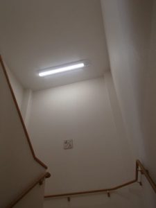 愛知県名古屋市 施設内 非常階段 非常灯付きLEDベースライト照明器具取替え交換工事画像